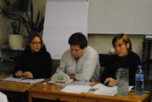 V.l.n.r.: Eva van Rahden (Abteilungsleiterin SOPHIE-BildungsRaum), Charly Schall (Grüne Brigittenau) und die Grüne Gemeinderätin Birgit Hebein