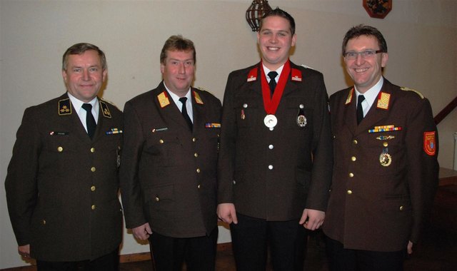 Abschnittsfeuerwehrkommando (Franz Raab Herbert Schagginger Franz Mörzinger)mit Vizeweltmeister Stefan Eichinger
