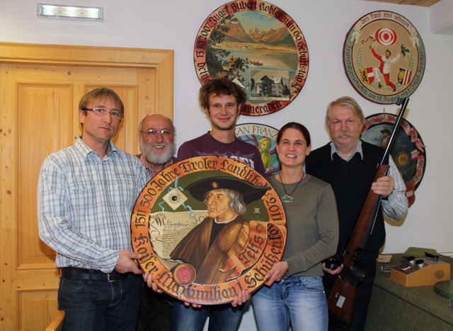 Die drei Bestplatzierten der Jahresscheibe mit Schießwart Josi Grimm (2.v.l.) und Hauptmann Franz Grillhösl (rechts).
