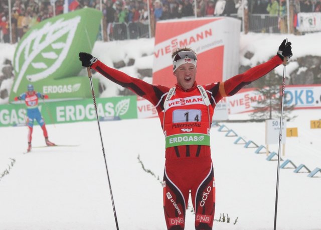 Tarjei Boe jubelt. Der Weltcup-Gesamtsieger des Vorjahres führte als Schlussläufer die Norweger zum Staffel-Sieg vor Russland und Frankreich.