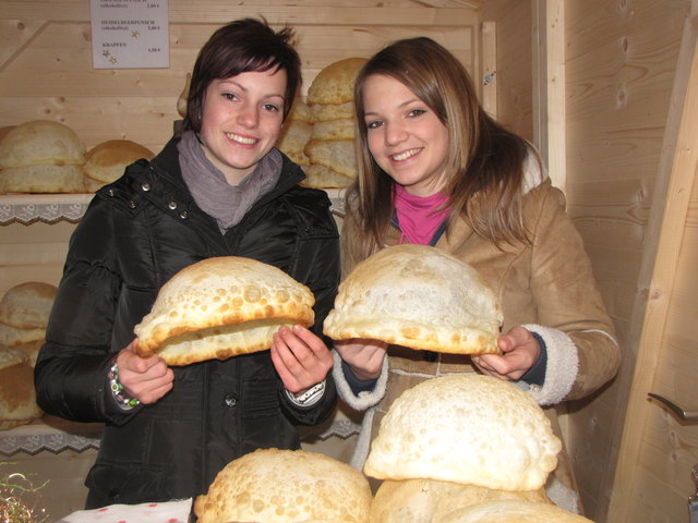 Patrizia und Melanie mit der Spezialität des Lammertals: Haubeikrapfen!