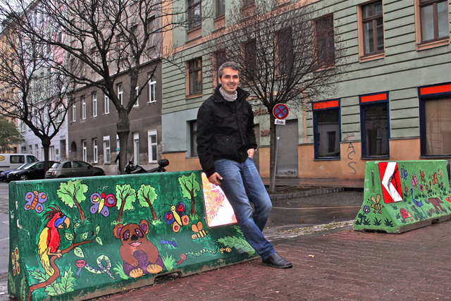 Seit zehn Jahren wohnt Robert Ablinger im Stuwerviertel: „Die Barrikaden haben das Grätzel lebenswerter gemacht.“ | Foto: Ulrike Swennen-Schlick