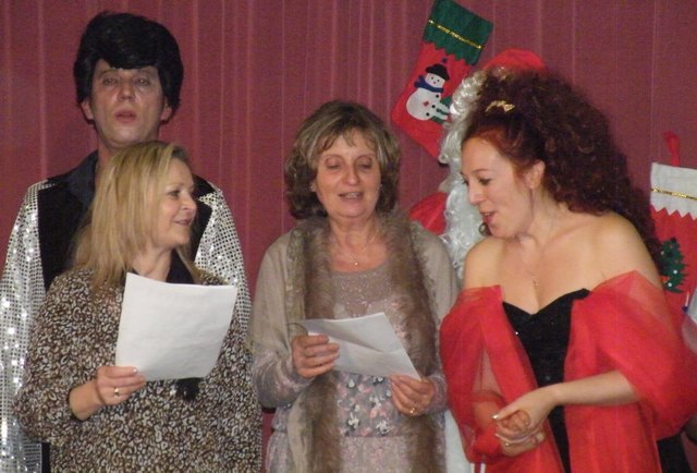 Margit Pregler singt mit dem Publikum