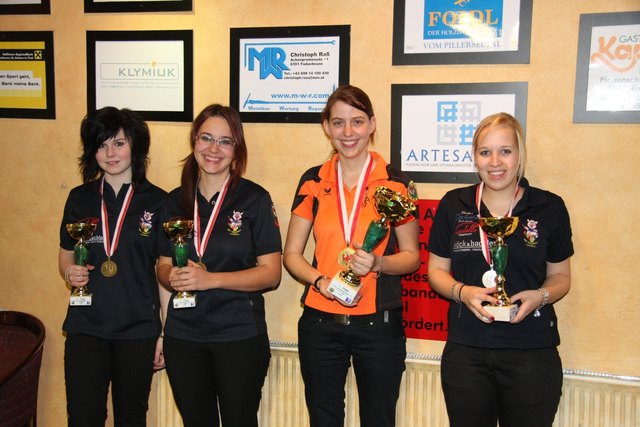 Im orangen Dress: Alte und Neue Tiroler Landesmeisterin im 14&1: Martina Luger, SBC-Inzing.