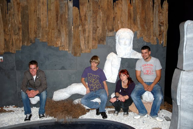 Die Steinmetzschüler aus Hallein mit der Haden Skulptur aus dem Sagamundo in Döbriach