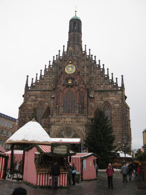Die Frauenkirche von Nürnberg an der Ostseite des Hauptmarktes.Den feierlichen Prolog spricht das Nürnberger Christkind von der Empore der Frauenkirche.