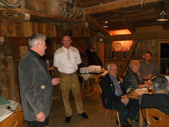 Bürgermeister Ernst Schwaiger gratulierte Präsident Raimund Burger und dem Vorstandsteam vom Trabrennverein Kirchdof zu einem sehr erfolgreichen Vereinsjahr
