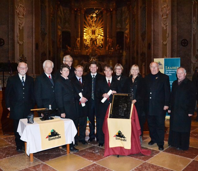 Herbert Landl (5.v.l.) und Martin Teufl (7.v.l.) freuten sich in der Basilika Sonntagberg über den Ehrentitel „Schwarzer Graf“.