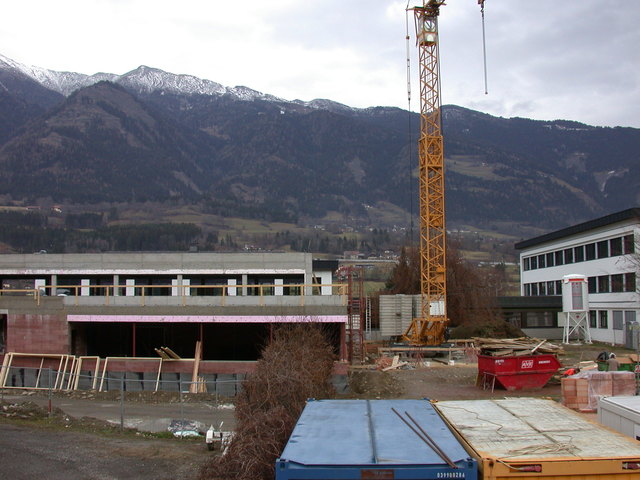 Die Bauarbeiten an der NMS Lurnfeld sind voll im Gang: Rechts das alte Schulgebäude, links der neue Zubau