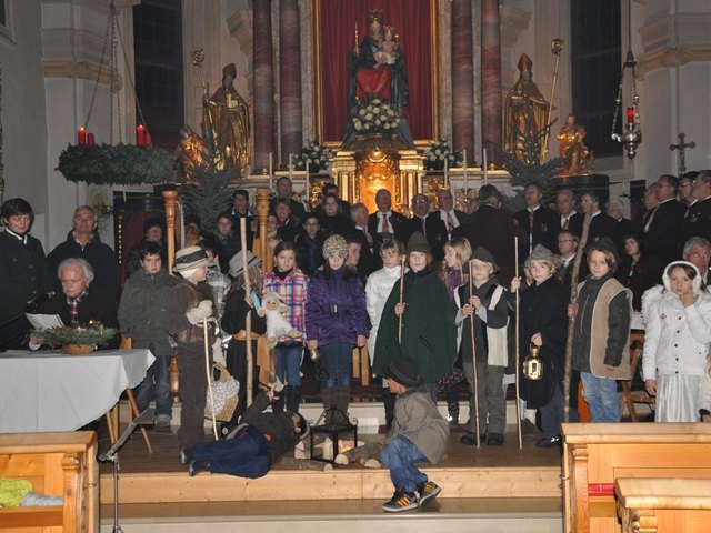 Viele Musikanten, Sänger und Hirtenspieler sowie Sprecher Rudi Krauße sorgten beim 15. Kirchdorfer Adventsingen für eine besinnliche, vorweihnachtliche Stunde | Foto: Anneliese Aigner