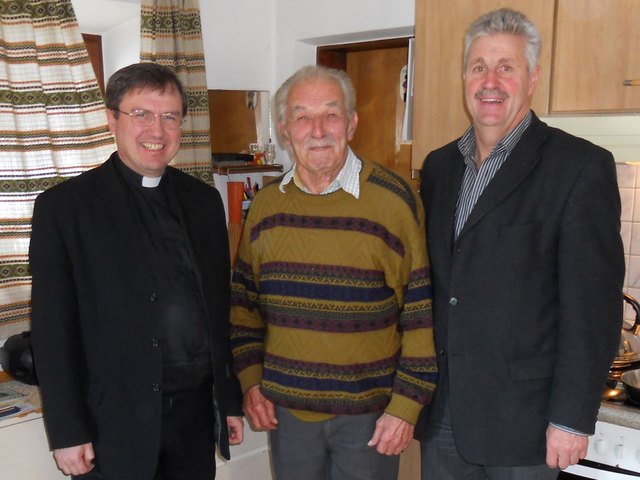Der Kirchdorfer Pfarrer Mag. Georg Gerstmayr und Bürgermeister Ernst Schwaiger gratulierten dem Altersjubilar Gidi Zlöbl zum 85. Geburtstag