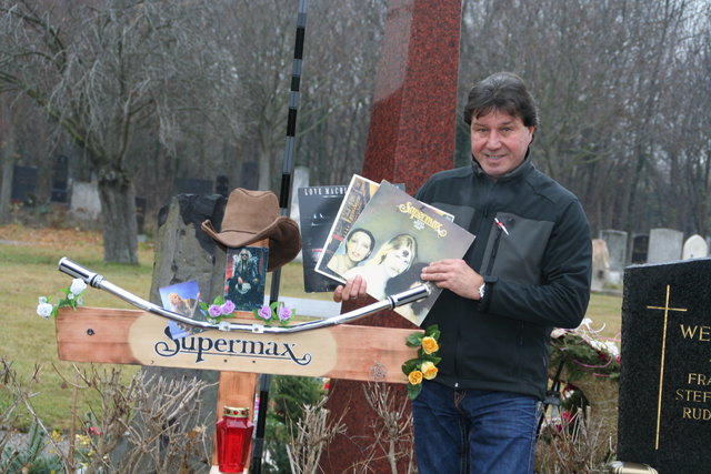 Gärtner Hans Kontner reagierte prompt auf den bz-Bericht und kümmert sich kostenlos um den Blumenschmuck.Foto: Pufler