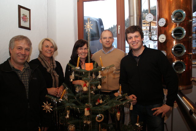 Familie Mair mit dem Siegern Regina Stanger, Klaus Reisenberger und ihrem prämierten Baum
