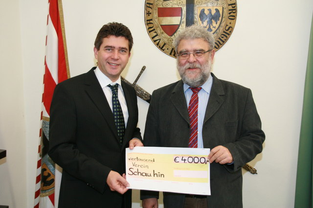 Bürgermeister Peter Eisenschenk überreicht den 4.000-Euro-Scheck an Primarius Hans Salzer. | Foto: Stadtgemeinde Tulln