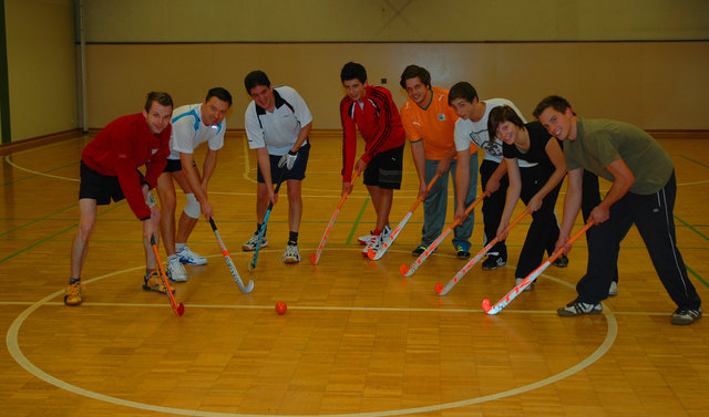 Obmann Markus Winkler (3. v. li.) registriert großes Interesse am neuen Feldkirchner Hockeyclub