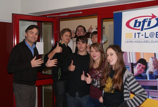 Foto: bfi IT-L@B Wolfsberg; IT-L@B-Leiter Arthur Streußnig mit den engagierten Lehrlingen
