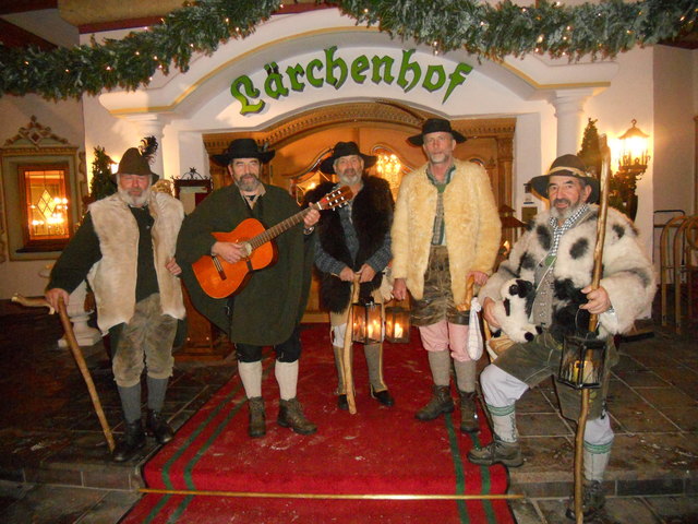 Auch die originellen Kelchsauer Anklöpfler waren beim Adventabend am Lärchenhof zu Gast
