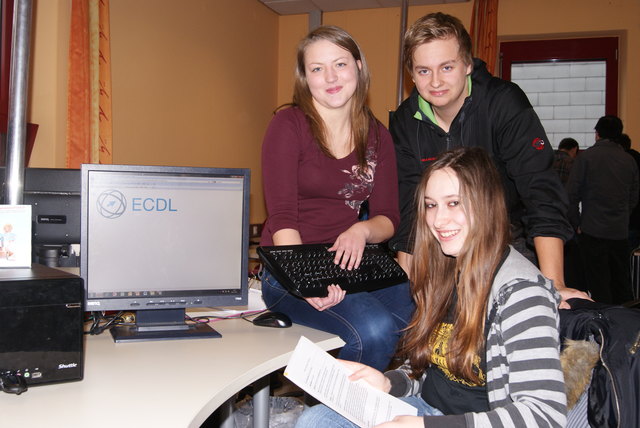 Foto: bfi IT-L@B Wolfsberg; Die zufriedenen Lehrlinge nach der erfolgreichen ECDL-Prüfung.
