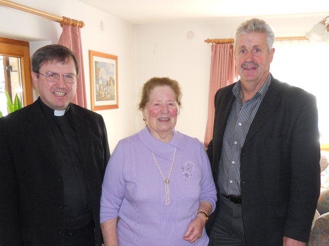 Kirchdorfs Pfarrer Mag. Georg Gerstmayr und Bürgermeister Ernst Schwaiger gratulierten der aktiven Altersjubilarin Katharina Nothegger zum 85. Geburtstag