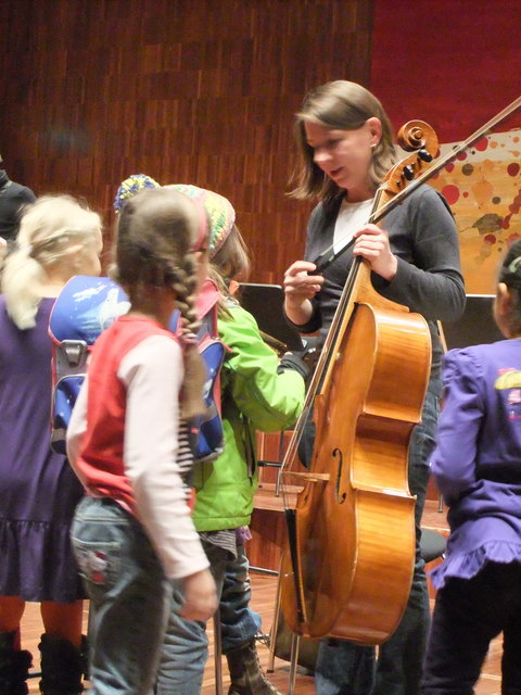 Die Kinder versuchten sich begeistert an verschiedenen Instrumenten.