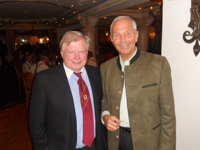 Lärchenhof-Inhaber Martin Unterrainer und Moderator Leo Jöchl freuten sich über einen gelungenen Advent- und Anklöpflerabend im Fünfsternehotel Lärchenhof in Erpfendorf