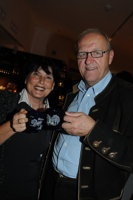Stießen auf die Adventzeit an: Heidi Hirschbichler und Sepp Aichinger.