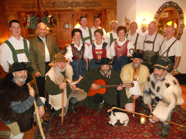 Moderator Leo Jöchl und alle Mitwirkenden sorgten für die Mitglieder vom Golf- und Countryclub Lärchenhof für einen stimmungsvollen Advent- und Anklöpflerabend am Lärchenhof