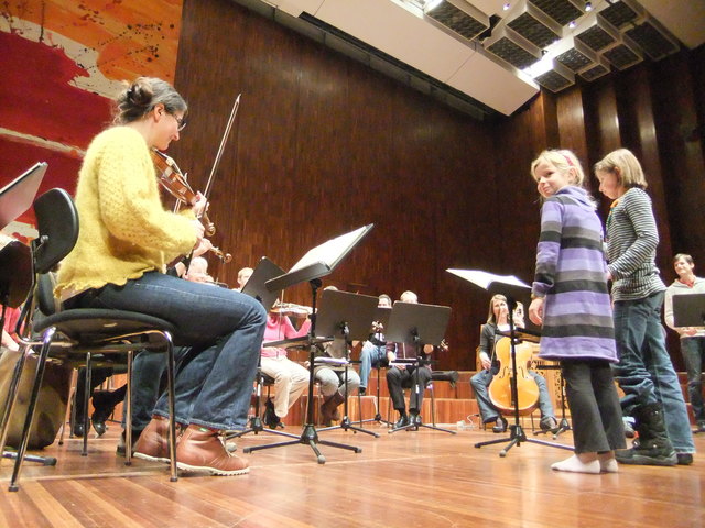 Mit Hilfe der Kinder als Dirigenten spielte das Orchester noch besser.