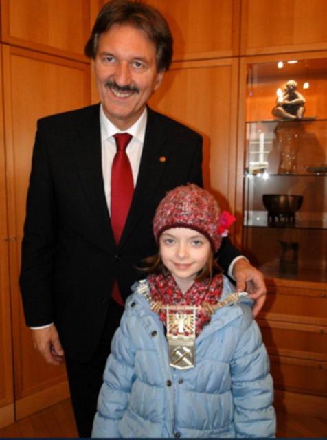 Schulknirpse vom Schwazer Bürgermeister Lintner im Rathaus empfangen. Fotos: Sternad