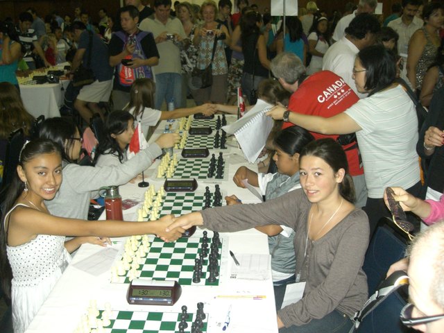 Vanessa Stallinger (r.) bei den Jugendweltmeisterschaften in Brasilien: Schachsport verbindet. | Foto: KK