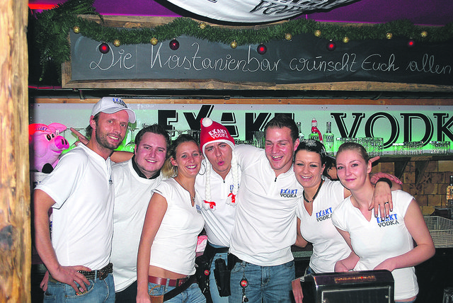 Das Team der Kastanienbar feierte mit seinen Gästen Weihnachten 2011.	Foto: KK