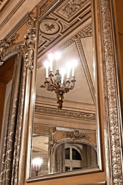 Zahlreiche, schön gerahmte Spiegel vervielfachen das Licht der Wand- und Deckenleuchter