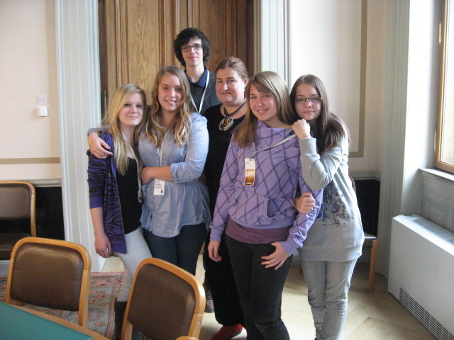 Christoph, Selin, Claudia und Leoni (alle zwischen 14 und 15) gemeinsam mit SP-Nationalrätin Petra Bayr (Bildmitte).
