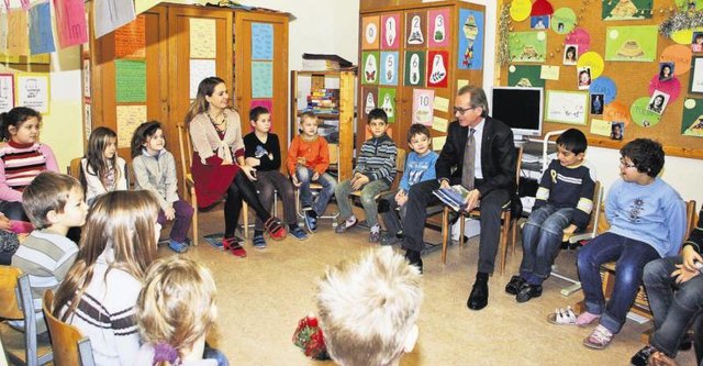 Die Volksschulkinder lauschten interessiert den Märchen und Geschichten des Bürgermeisters.