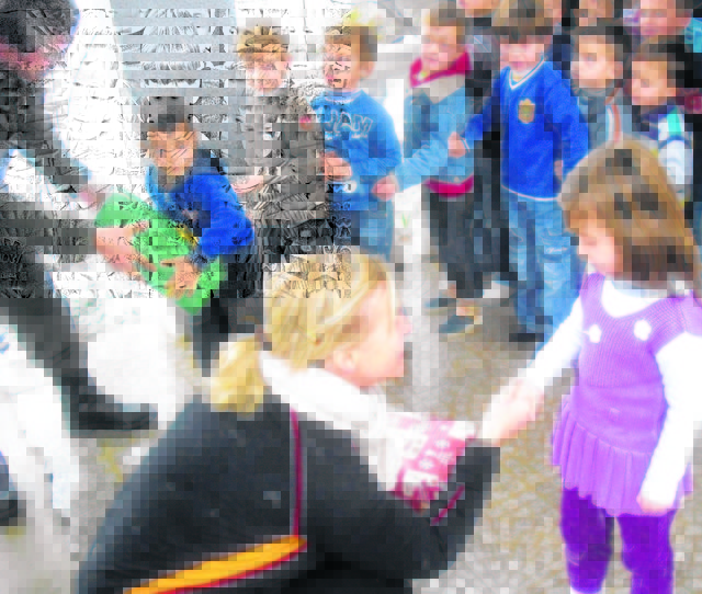 Eine Zivilistin zu Gast im Kosovo: Karin Burgstaller nahm heuer an der Weihnachtsaktion für Kinder im Kosovo teil | Foto: KK, Burgstaller