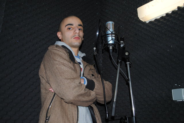 „Ein Tonstudio in Ottakring, das wir gratis benutzen können“, wäre der Traum des passionierten Rappers Dogan (18).