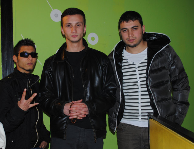 „Leistbare Startwohungen für uns“, wünschen sich Bobby, Mustafa und Muhamed.