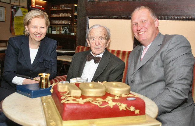 Leopold Hawelka mit Brigitte Jank und Berndt Querfeld von der Wirtschaftskammer Wien in seinem Kaffeehaus. | Foto: WKW/APA/Strasser