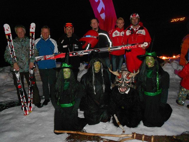 Günter Werth, Herfried Unterrainer, Hans-Peter Krepper, Günther Foidl, Evelyn und Peter Brandstätter freuten sich mit den „Saubrand-Hexen“ über eine tolle Neujahrsfeier am Lärchenhof
