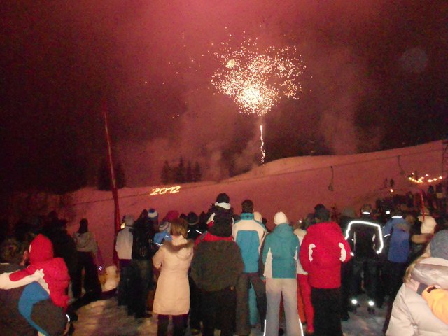 Mit einem großen Klangfeuerwerk wurde das neue Jahr am beleuchteten Lärchenhofhang nach einer Ski-, Feuer- und Musikshow begrüßt