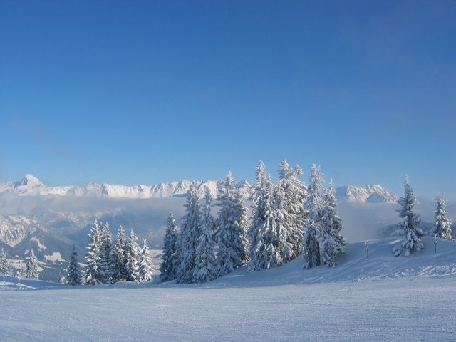 Sobald Tief "Andrea" abzieht und sich der Sturm legt, geht's los zum Tiefschneefahren in den Skicircus Saalbach-Hinterglemm-Leogang. Hier der Blick von der Bergstation am Asitz ins Tal - an einem sonnigem Dezembertag.