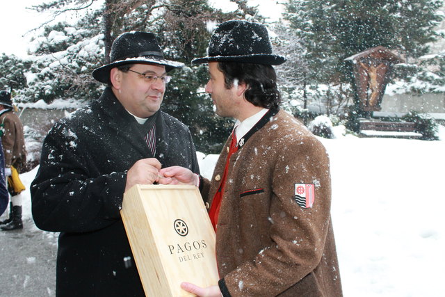 Klaus Hirschmugl, Obmann der BMK Jenbach (r.) gratuliert dem Jenbacher Pfarrer.