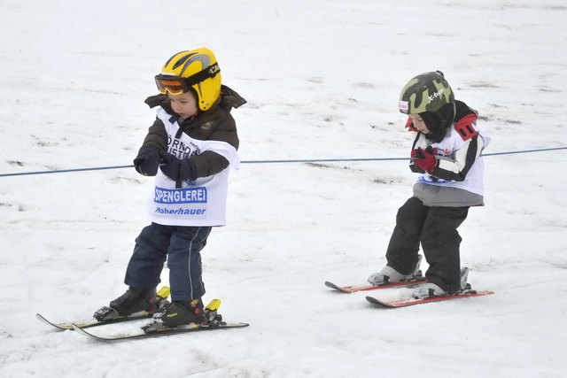 Erstes Kennenlernen mit dem Lift, hier üben die Kinder die Aufstieghilfe per Seil am Schidoo.