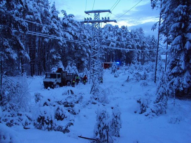 Nach den Löscharbeiten wurde die Einsatzstelle dem Störungsteam der TIWAG übergeben