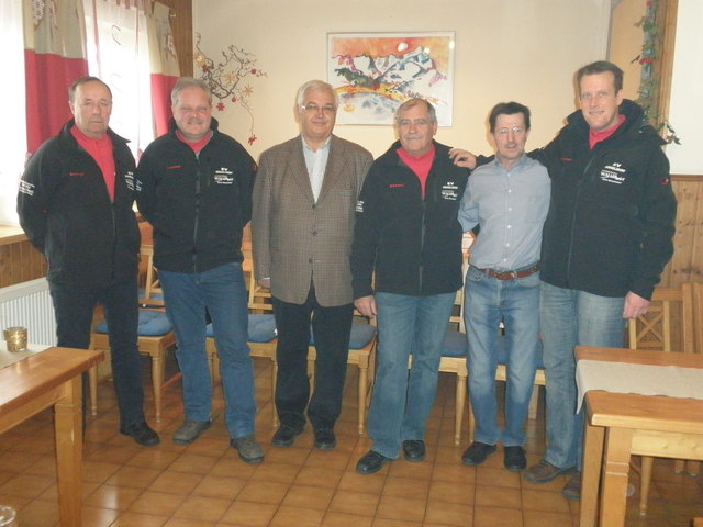 Der Obmann des EV Gösselsdorf Josef Schleschitz (Mitte) mit Mannschaftsmitgliedern in neue Jacken und einem der Sponsoren, Tomas Sdovc, (2. v.r.)