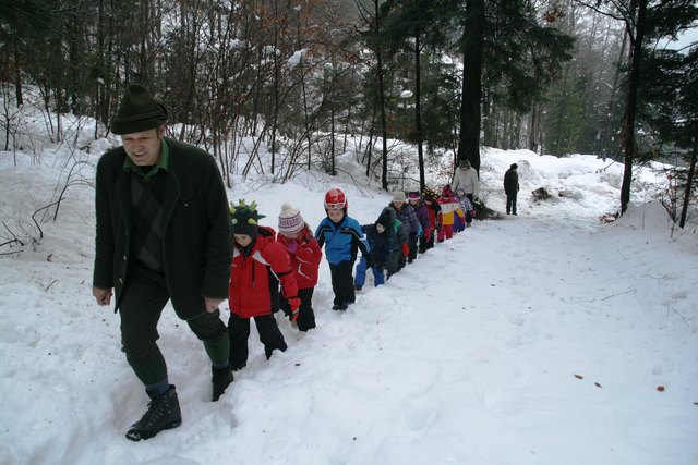Aufsichtsjäger Hans Peter Monitzer stapft mit einer Kindergruppe zur Futterkippe.