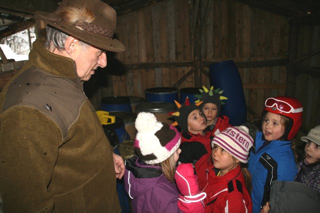 Karl Binder mit den Kindern  im Stadel wo Heu und Futter für die Tiere gelagert werden.