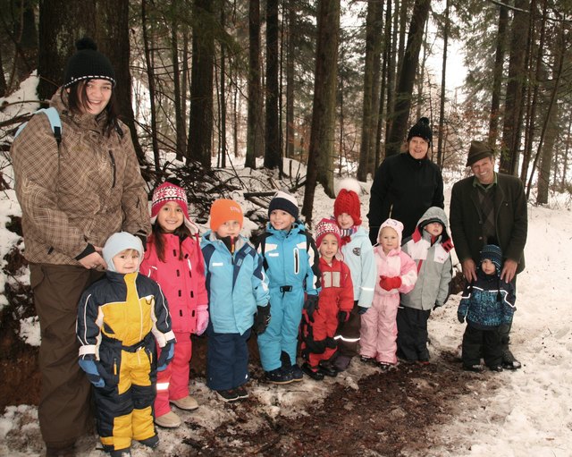 Susanne Feichtner, Daniela Kampel und Aufsichtsjäger Hans Peter Monitzer mit einer Kindergartengruppe.