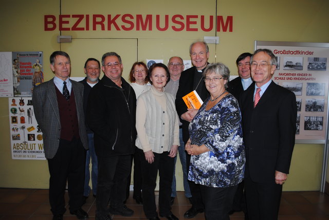 Hoher Besuch im Bezirksmuseum Favoriten: Kardinal Christoph Schönborn (4. v. r.), sowie Pater Johannes Neubauer (Apostelpfarre, 3. v. l.) und Pfarrer Georg Tusk (Pfarre St. Paul) inmitten der stolzen Mitarbeiter des Bezirksmuseums.