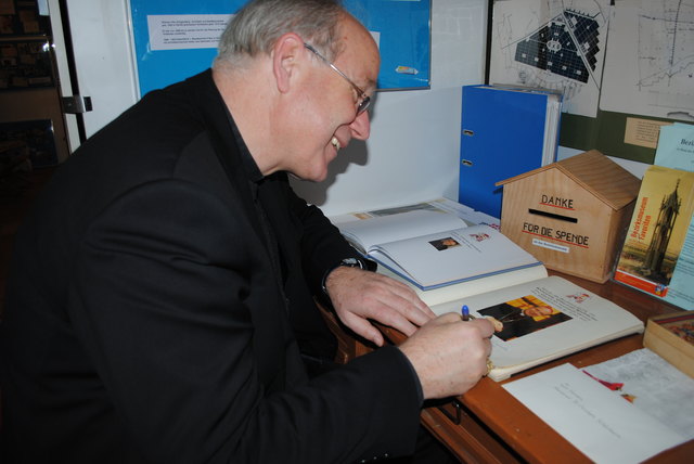 Erinnerung an einen denkwürdigen Tag: Kardinal Christoph Schönborn verewigt seinen Besuch im Gästebuch des Bezirksmuseums Favoriten!